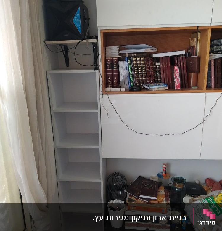 מדף עץ לבן ריק עם מדפים